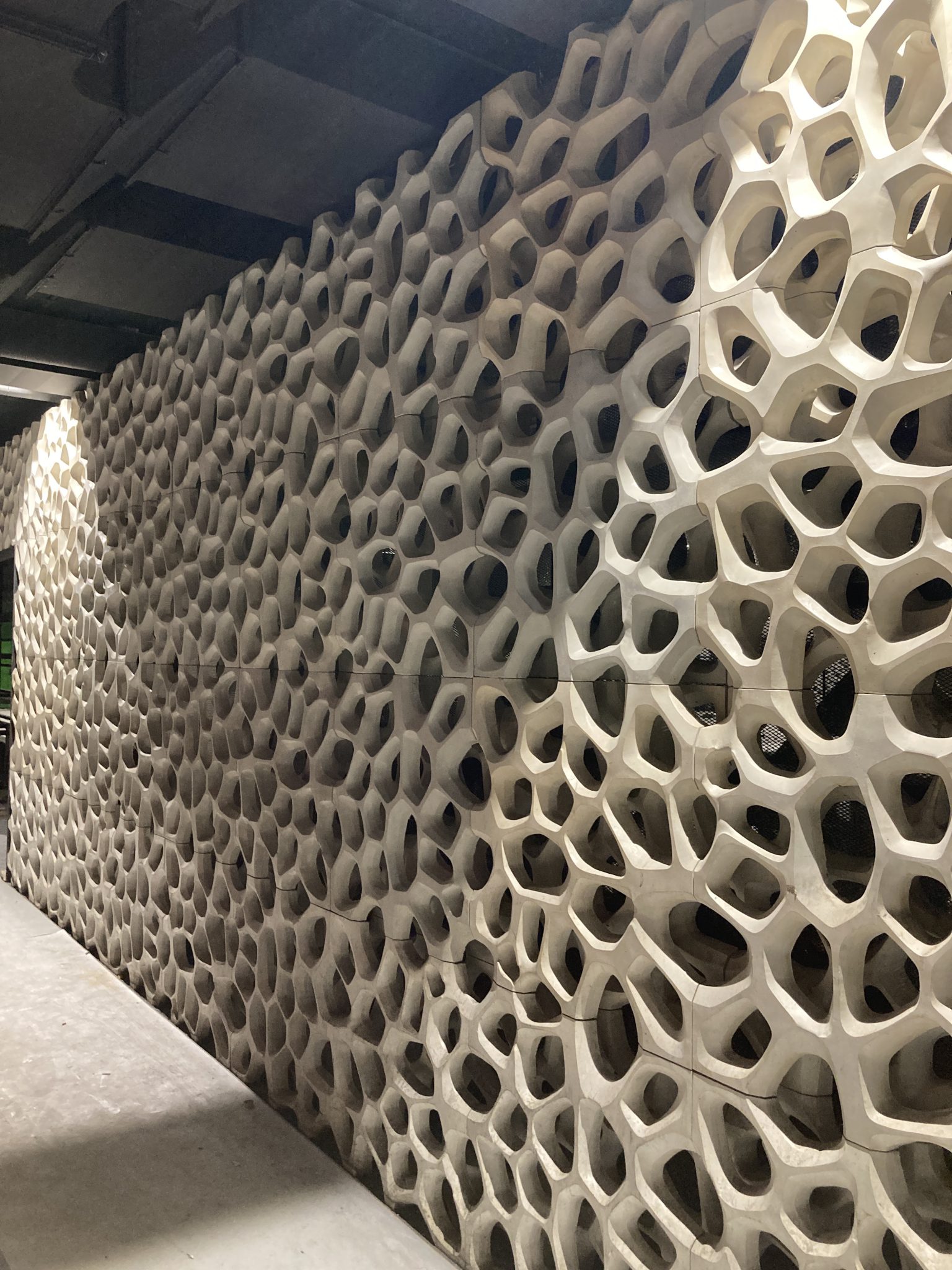 Cocoon Frankfurt – Membranwand aus Beton-Elementen